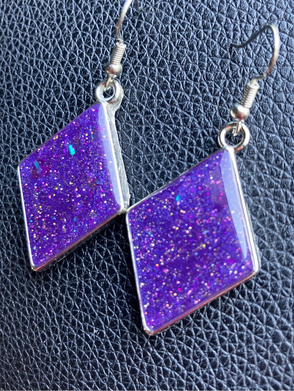 Purple glitter diamond shaped dangling earrings - Picture 5 of 6